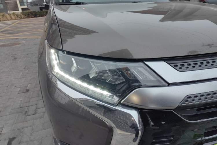 Used Mitsubishi Outlander 2019 2.4L 4x4 Zhi Xiang Edition 5 Seats China V Emission Standard Right Front Headlight