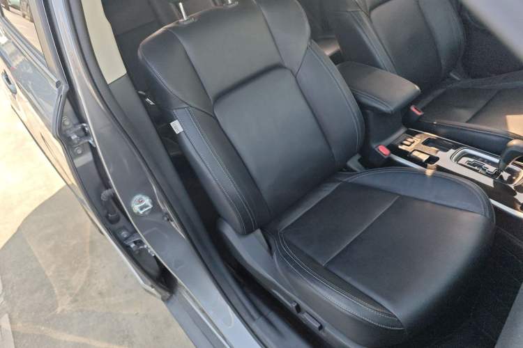 Used Mitsubishi Outlander 2019 2.0L Two-Wheel Drive Comfort Edition 7-Seater China VI Standard Right Front Seat