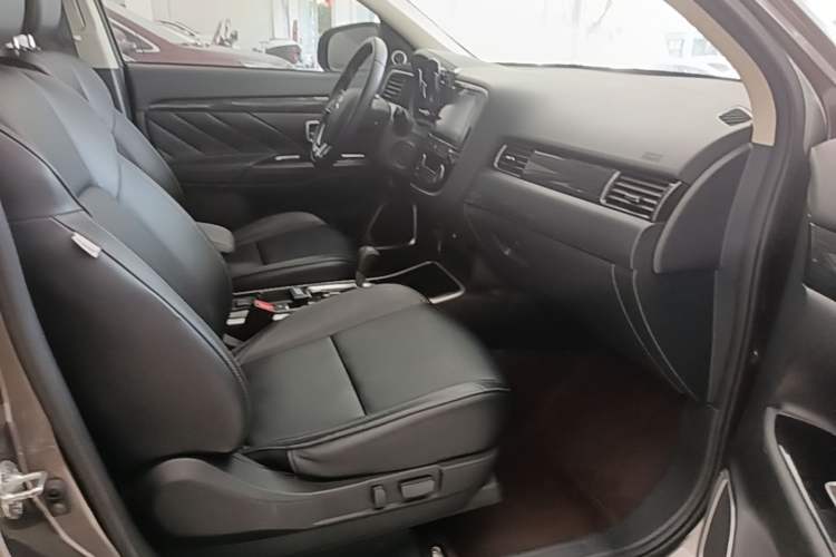 Used Mitsubishi Outlander 2019 2.0L Two-Wheel Drive Comfort Edition 5 Seats China VI Standard Right Front Seat