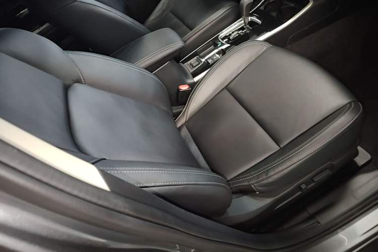 Used Mitsubishi Outlander 2019 2.0L Two-Wheel Drive Comfort Edition 7-Seater China VI Standard Right Front Seat