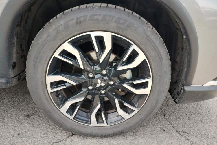 Used Mitsubishi Outlander 2019 2.4L 4x4 Zhi Xiang Edition 5 Seats China VI Standard Right Front Wheel Hub
