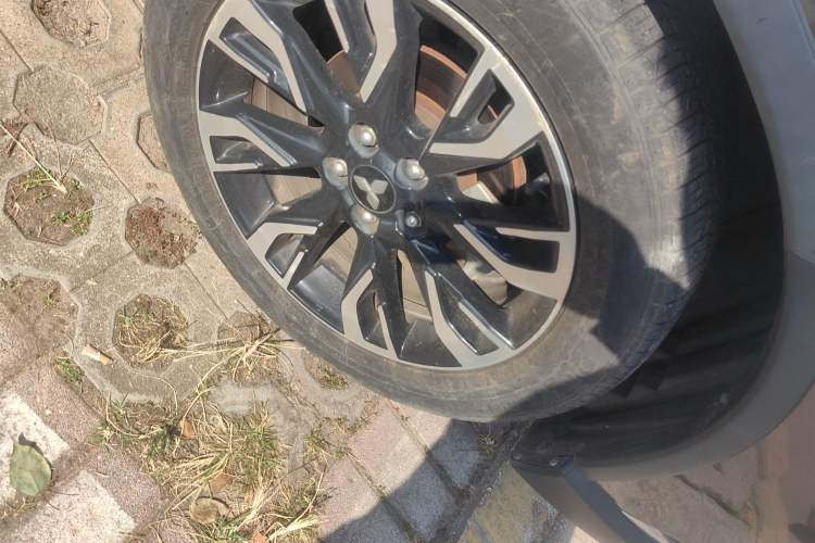 Used Mitsubishi Outlander 2019 2.4L 4x4 Zhi Xiang Edition 7 Seats China V Emission Standard Right Front Wheel Hub