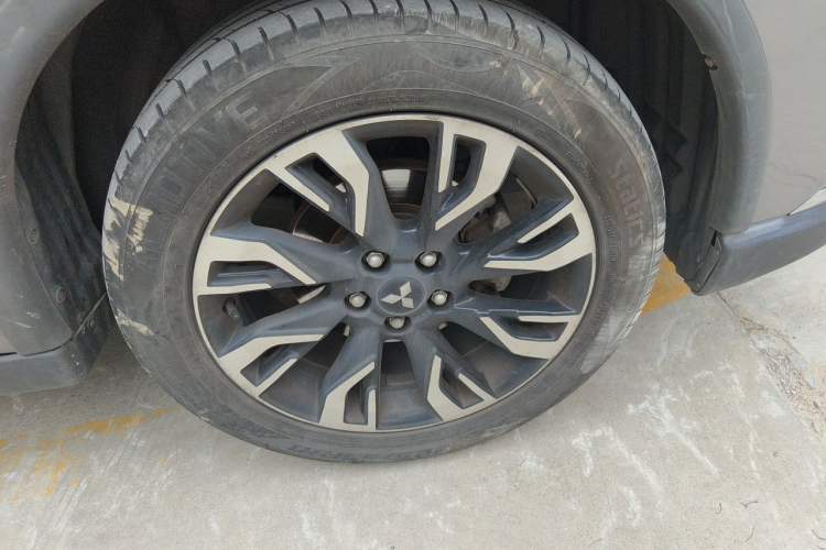 Used Mitsubishi Outlander 2019 2.4L 4x4 Zhi Xiang Edition 7 Seats China VI Standard Right Front Wheel Hub