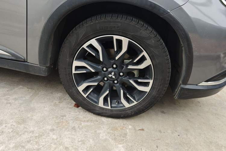Used Mitsubishi Outlander 2019 2.4L 4x4 Zhi Xiang Edition 5 Seats China VI Standard Right Front Wheel Hub