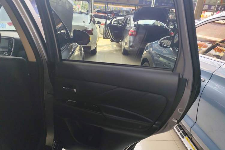 Used Mitsubishi Outlander 2019 2.4L 4x4 Zhi Xiang Edition 7 Seats China VI Standard Right Rear Door Interior