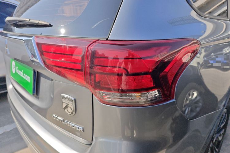 Used Mitsubishi Outlander 2019 2.0L Two-Wheel Drive Comfort Edition 7-Seater China VI Standard Right Rear Taillight