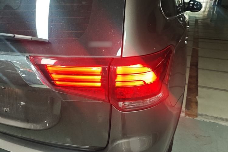 Used Mitsubishi Outlander 2019 2.4L 4x4 Zhi Xiang Edition 7 Seats China V Emission Standard Right Rear Taillight