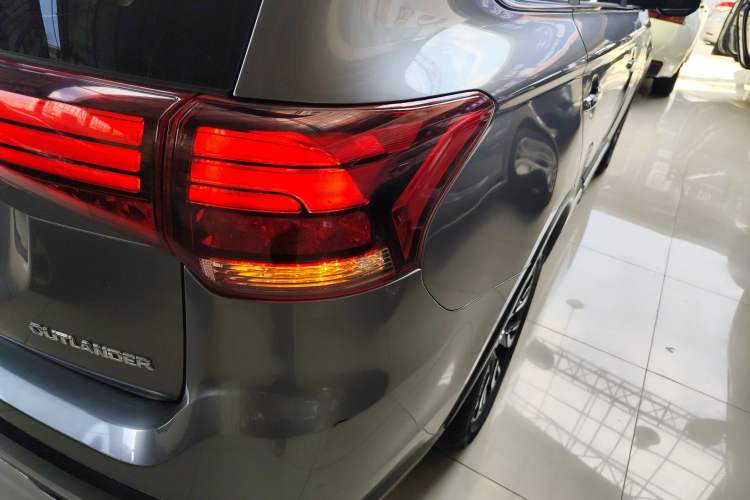 Used Mitsubishi Outlander 2019 2.4L 4x4 Zhi Xiang Edition 7 Seats China VI Standard Right Rear Taillight