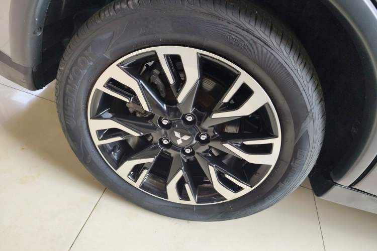 Used Mitsubishi Outlander 2019 2.4L 4x4 Zhi Xiang Edition 7 Seats China VI Standard Right Rear Wheel Hub