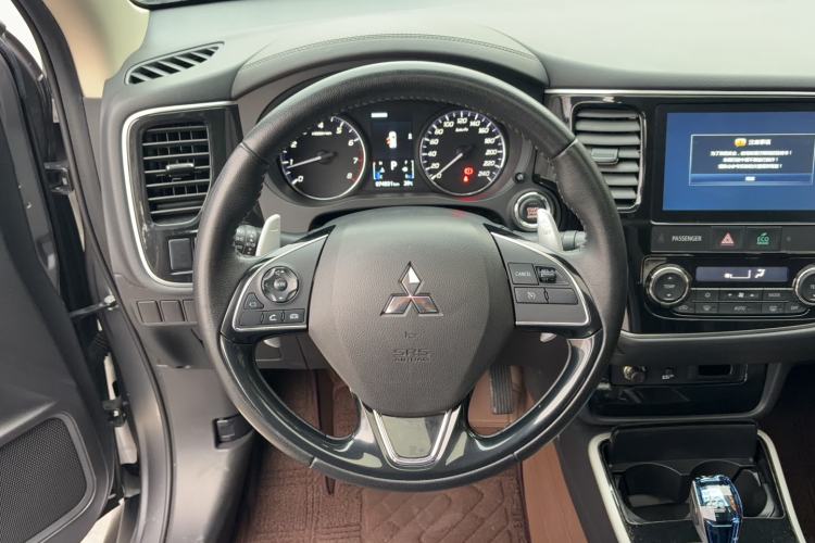 Used Mitsubishi Outlander 2019 2.4L 4x4 Zhi Xiang Edition 7 Seats China VI Standard Steering Wheel