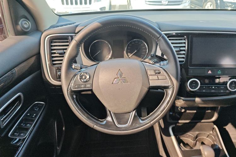 Used Mitsubishi Outlander 2019 2.0L Two-Wheel Drive Comfort Edition 7-Seater China VI Standard Steering Wheel
