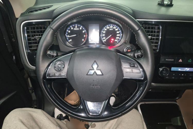 Used Mitsubishi Outlander 2019 2.0L Two-Wheel Drive Comfort Edition 5 Seats China VI Standard Steering Wheel