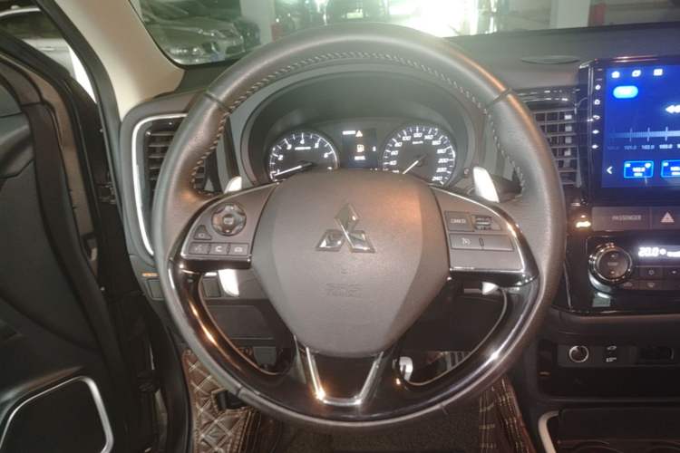 Used Mitsubishi Outlander 2019 2.4L 4x4 Zhi Xiang Edition 7 Seats China V Emission Standard Steering Wheel