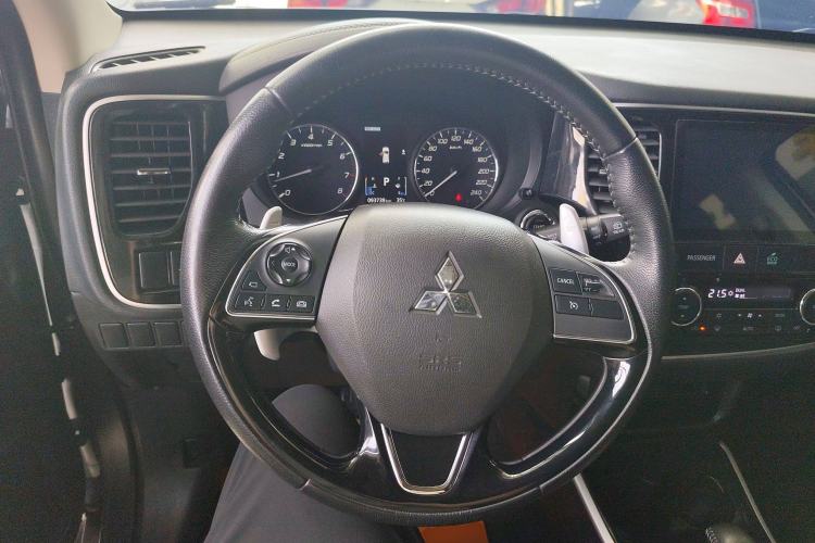 Used Mitsubishi Outlander 2019 2.4L 4x4 Zhi Xiang Edition 7 Seats China VI Standard Steering Wheel