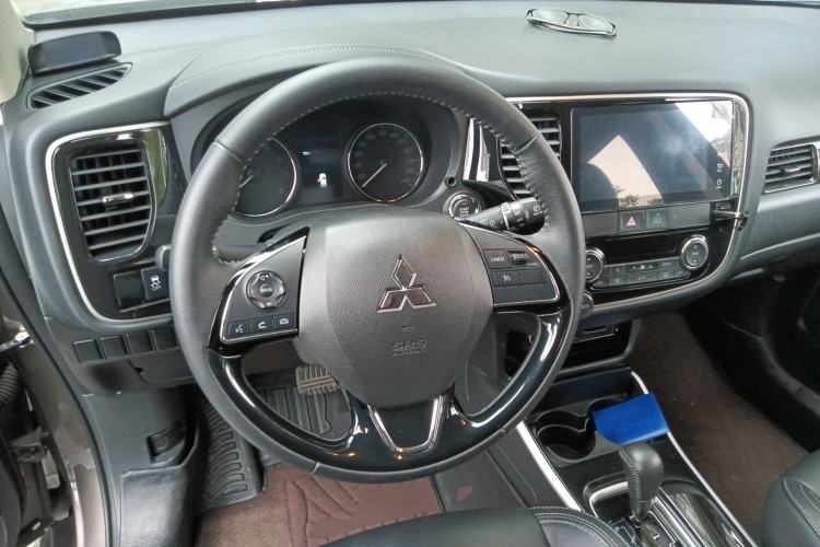 Used Mitsubishi Outlander 2019 2.0L Two-Wheel Drive Comfort Edition 5 Seats China VI Standard Steering Wheel