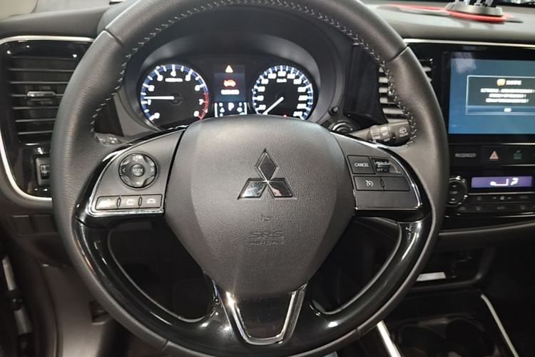 Used Mitsubishi Outlander 2019 2.0L Two-Wheel Drive Comfort Edition 7-Seater China VI Standard Steering Wheel
