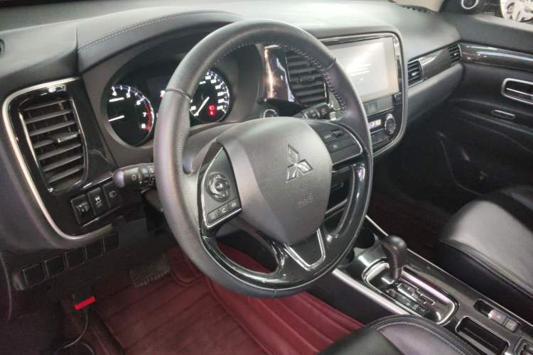 Used Mitsubishi Outlander 2019 2.0L Two-Wheel Drive Comfort Edition 7-Seater China VI Standard Steering Wheel