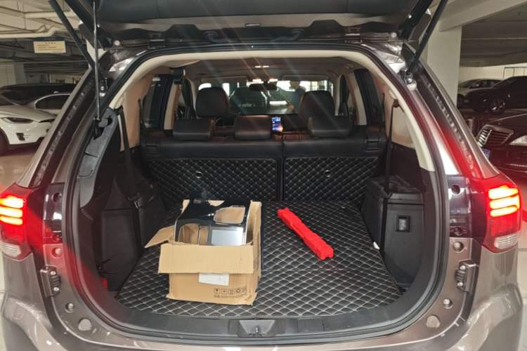 Used Mitsubishi Outlander 2019 2.4L 4x4 Zhi Xiang Edition 7 Seats China V Emission Standard Trunk
