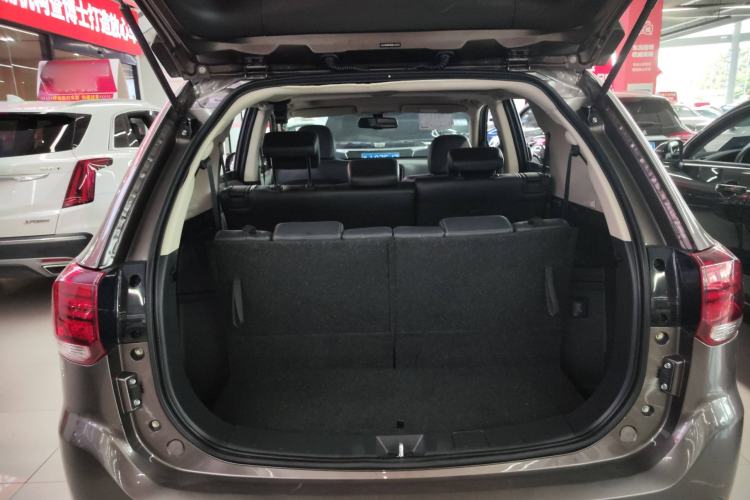 Used Mitsubishi Outlander 2019 2.0L Two-Wheel Drive Comfort Edition 7-Seater China VI Standard Trunk