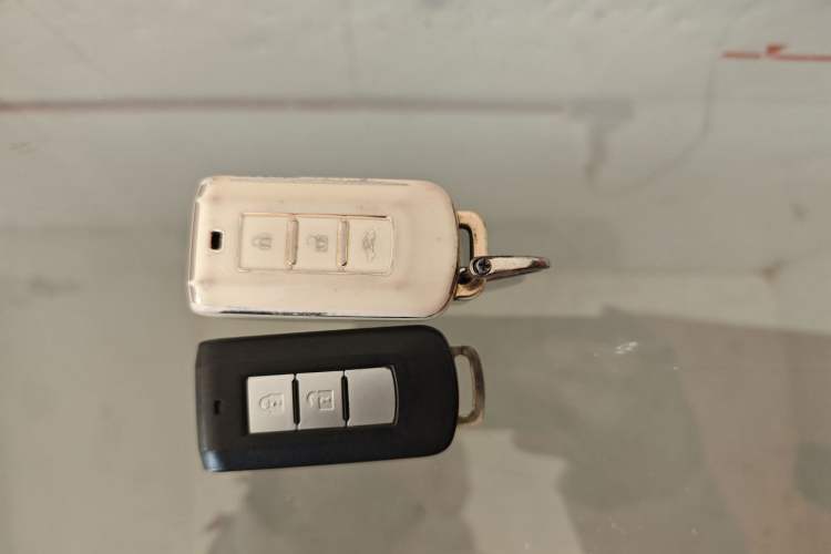 Used Mitsubishi Outlander 2019 2.0L Two-Wheel Drive Comfort Edition 7-Seater China VI Standard Vehicle Key