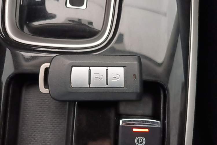 Used Mitsubishi Outlander 2019 2.0L Two-Wheel Drive Comfort Edition 5 Seats China VI Standard Vehicle Key