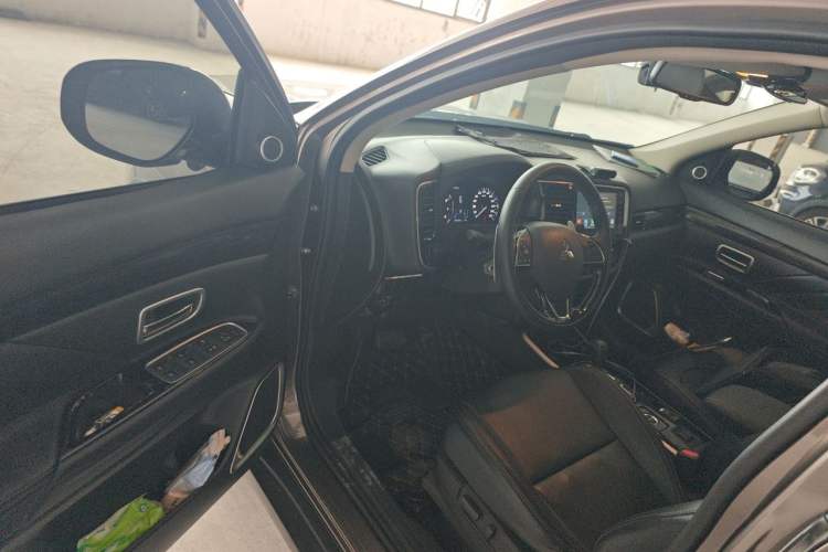 Used Mitsubishi Outlander 2019 2.4L 4x4 Zhi Xiang Edition 5 Seats China VI Standard Driver Seat