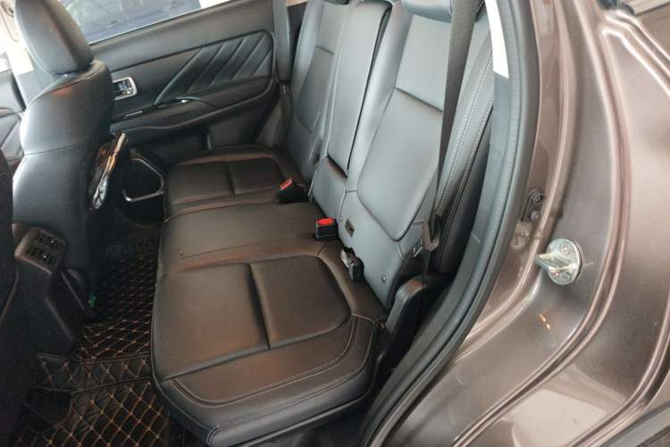 Used Mitsubishi Outlander 2019 2.4L 4x4 Zhi Xiang Edition 5 Seats China VI Standard Left Rear Seat