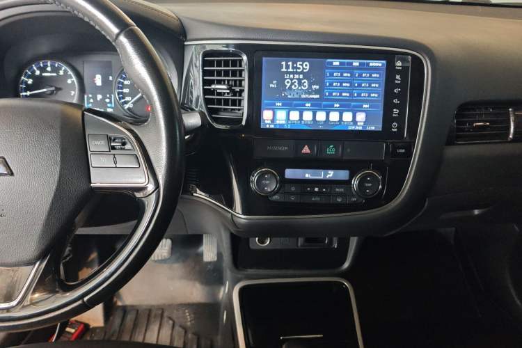 Used Mitsubishi Outlander 2019 2.0L Two-Wheel Drive Comfort Edition 5 Seats China VI Standard Audio And AC Panel