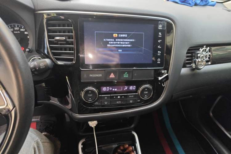 Used Mitsubishi Outlander 2019 2.0L Two-Wheel Drive Comfort Edition 7 Seats China V Emission Standard Audio And AC Panel