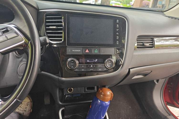 Used Mitsubishi Outlander 2019 2.0L Two-Wheel Drive Comfort Edition 7 Seats China V Emission Standard Audio And AC Panel