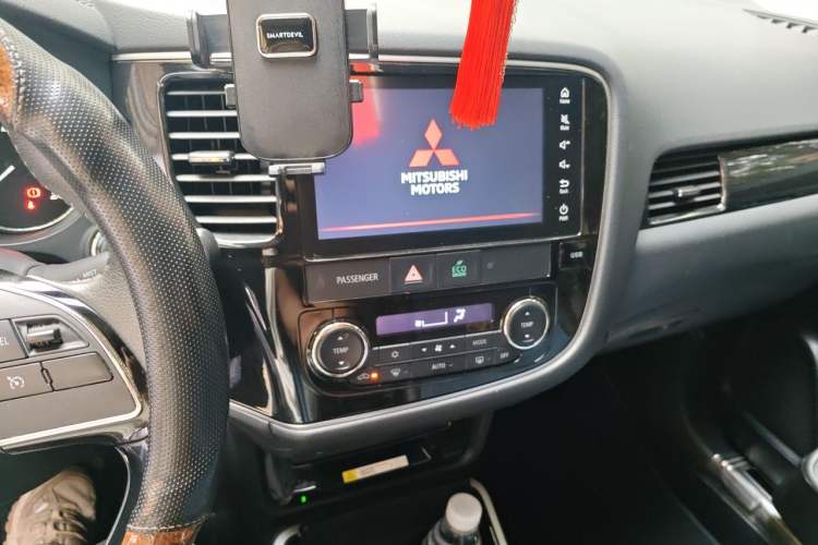 Used Mitsubishi Outlander 2019 2.0L Two-Wheel Drive Comfort Edition 5 Seats China V Standard Audio And AC Panel