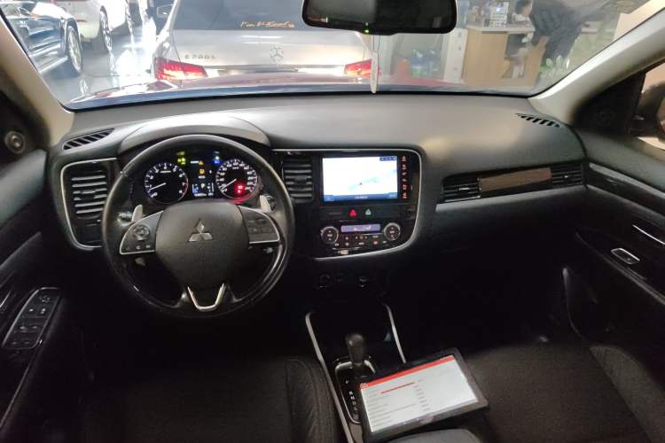Used Mitsubishi Outlander 2019 2.4L 4x4 Zhi Xiang Edition 5 Seats China VI Standard Center Console