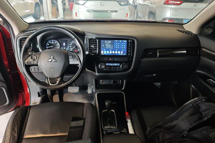 Used Mitsubishi Outlander 2019 2.0L Two-Wheel Drive Comfort Edition 5 Seats China VI Standard Center Console