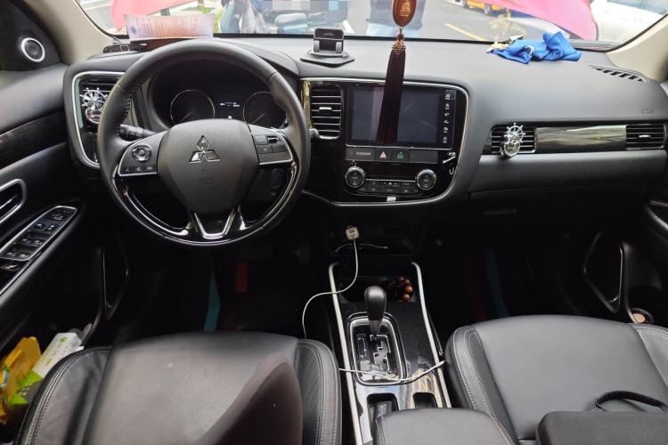 Used Mitsubishi Outlander 2019 2.0L Two-Wheel Drive Comfort Edition 7 Seats China V Emission Standard Center Console