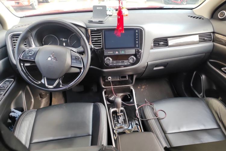 Used Mitsubishi Outlander 2019 2.0L Two-Wheel Drive Comfort Edition 5 Seats China VI Standard Center Console