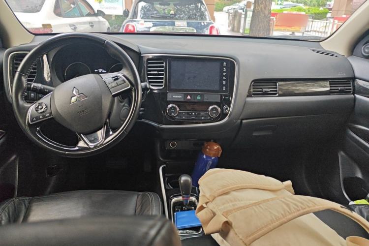Used Mitsubishi Outlander 2019 2.0L Two-Wheel Drive Comfort Edition 7 Seats China V Emission Standard Center Console
