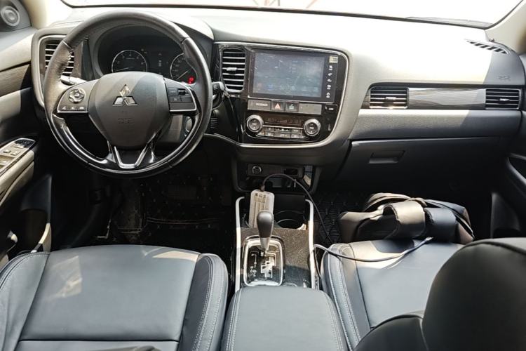 Used Mitsubishi Outlander 2019 2.0L Two-Wheel Drive Comfort Edition 5 Seats China VI Standard Center Console