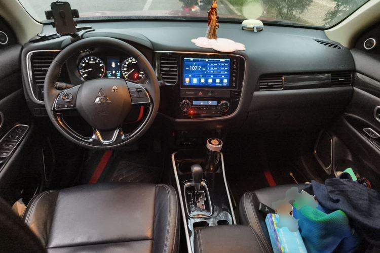 Used Mitsubishi Outlander 2019 2.0L Two-Wheel Drive Comfort Edition 5 Seats China VI Standard Center Console
