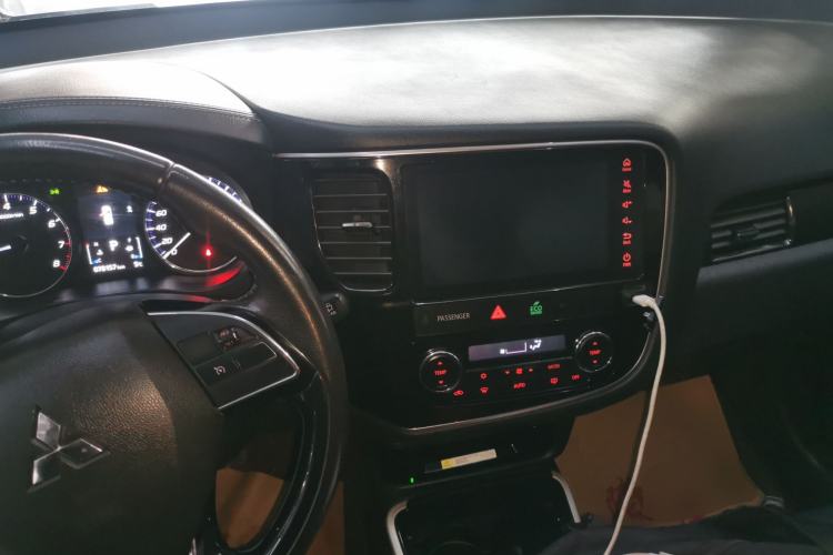 Used Mitsubishi Outlander 2019 2.0L Two-Wheel Drive Comfort Edition 5 Seats China VI Standard Center Console