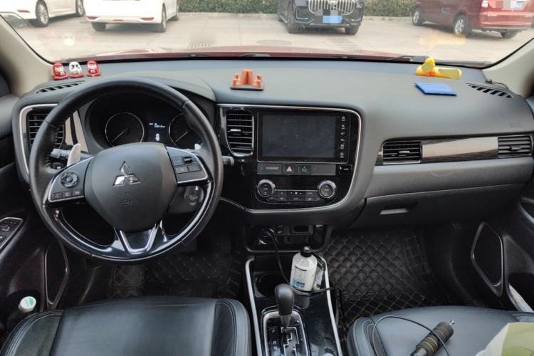 Used Mitsubishi Outlander 2019 2.4L 4x4 Zhi Xiang Edition 5 Seats China VI Standard Center Console