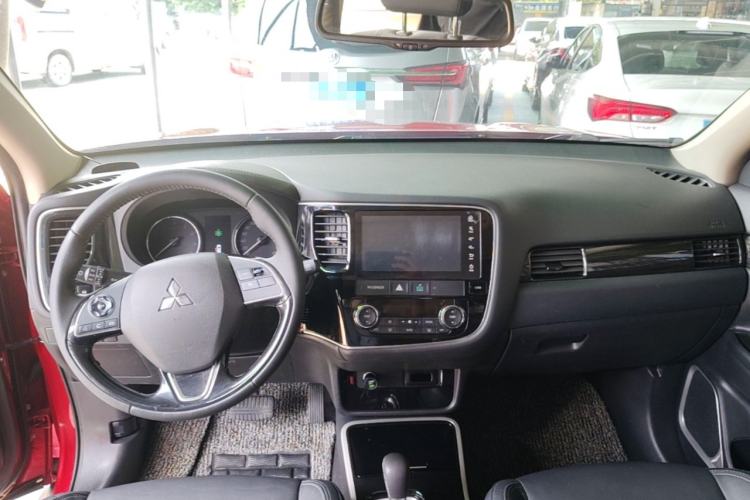 Used Mitsubishi Outlander 2019 2.0L Two-Wheel Drive Comfort Edition 5 Seats China VI Standard Center Console