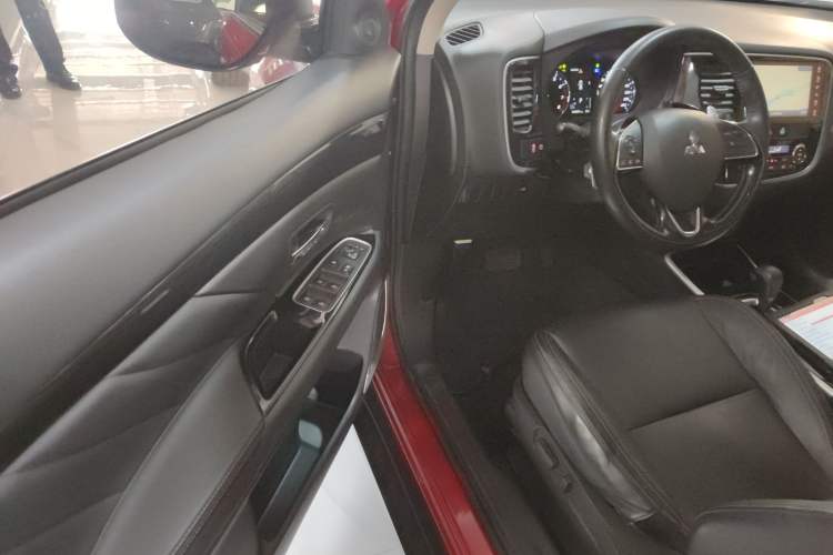 Used Mitsubishi Outlander 2019 2.4L 4x4 Zhi Xiang Edition 5 Seats China VI Standard Driver Seat