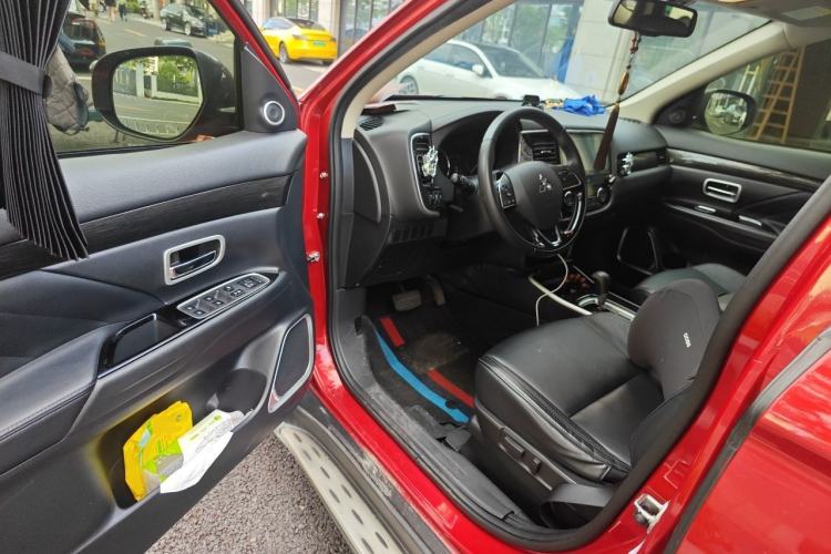 Used Mitsubishi Outlander 2019 2.0L Two-Wheel Drive Comfort Edition 7 Seats China V Emission Standard Driver Seat