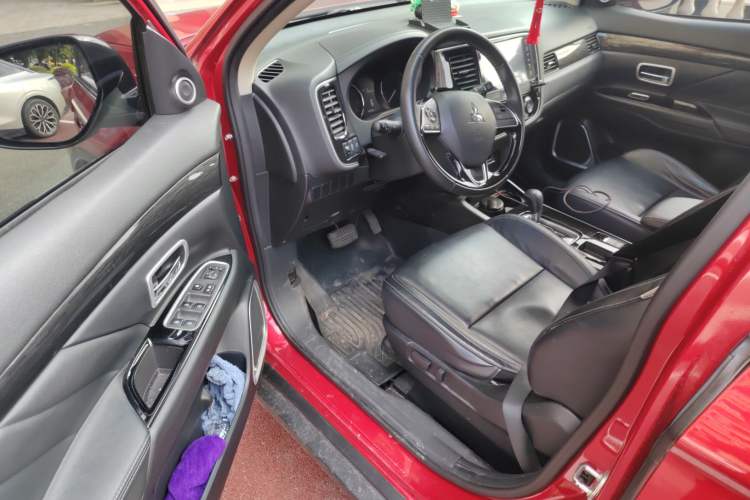 Used Mitsubishi Outlander 2019 2.0L Two-Wheel Drive Comfort Edition 5 Seats China VI Standard Driver Seat