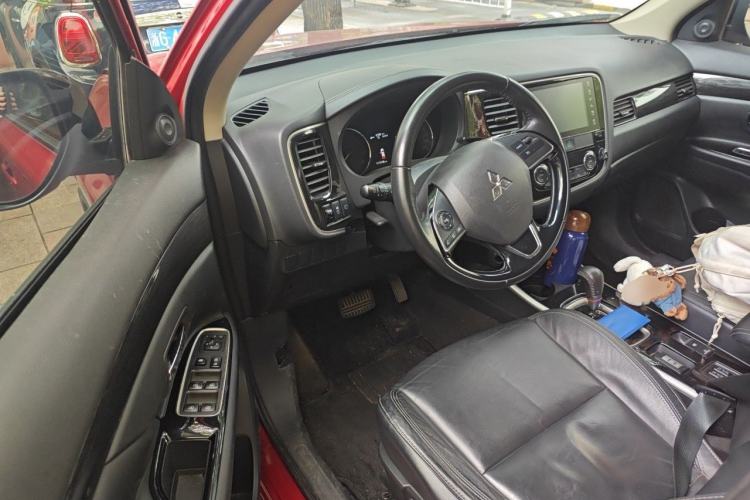Used Mitsubishi Outlander 2019 2.0L Two-Wheel Drive Comfort Edition 7 Seats China V Emission Standard Driver Seat