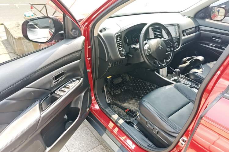 Used Mitsubishi Outlander 2019 2.0L Two-Wheel Drive Comfort Edition 5 Seats China VI Standard Driver Seat