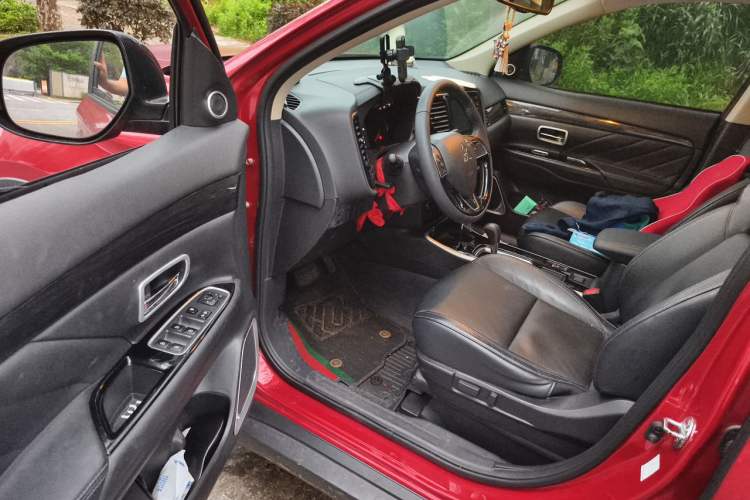 Used Mitsubishi Outlander 2019 2.0L Two-Wheel Drive Comfort Edition 5 Seats China VI Standard Driver Seat
