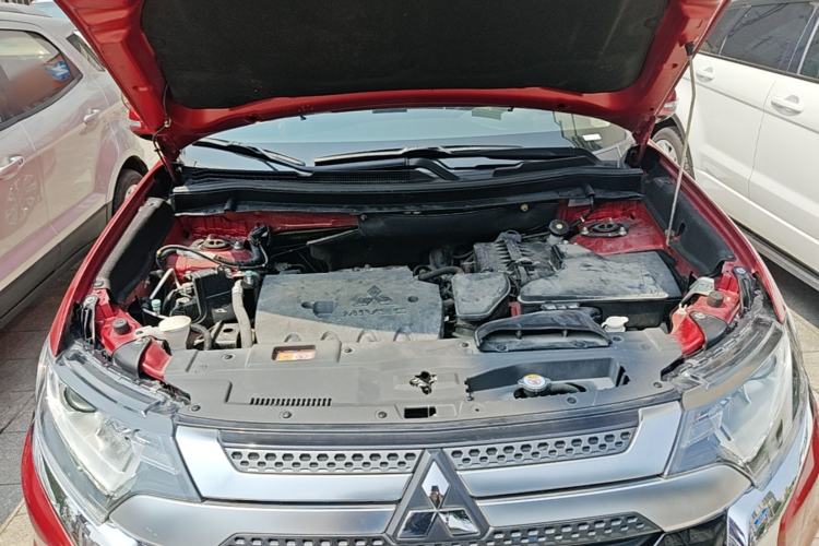 Used Mitsubishi Outlander 2019 2.0L Two-Wheel Drive Comfort Edition 5 Seats China VI Standard Engine Bay