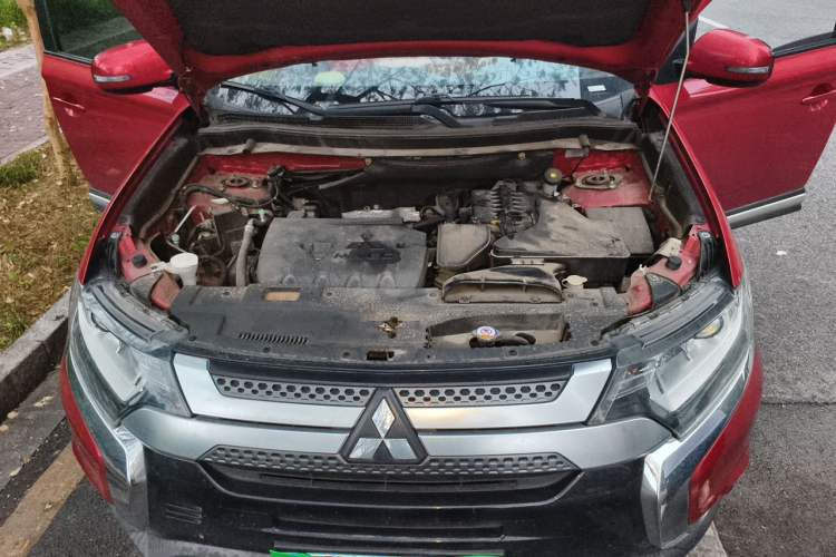 Used Mitsubishi Outlander 2019 2.0L Two-Wheel Drive Comfort Edition 5 Seats China VI Standard Engine Bay