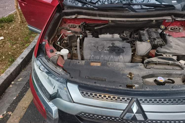 Used Mitsubishi Outlander 2019 2.0L Two-Wheel Drive Comfort Edition 5 Seats China VI Standard Engine Bay Right